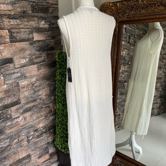 Almost Famous White Faux Floral Accent - Picture 2 of 11